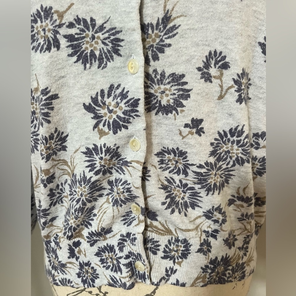 Gap Gray Cardigan with Blue Floral Print. Women's Size: L. - Picture 6 of 10